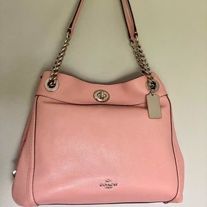 💯 % Authentic Coach Turnlock Edie Shoulder Bag